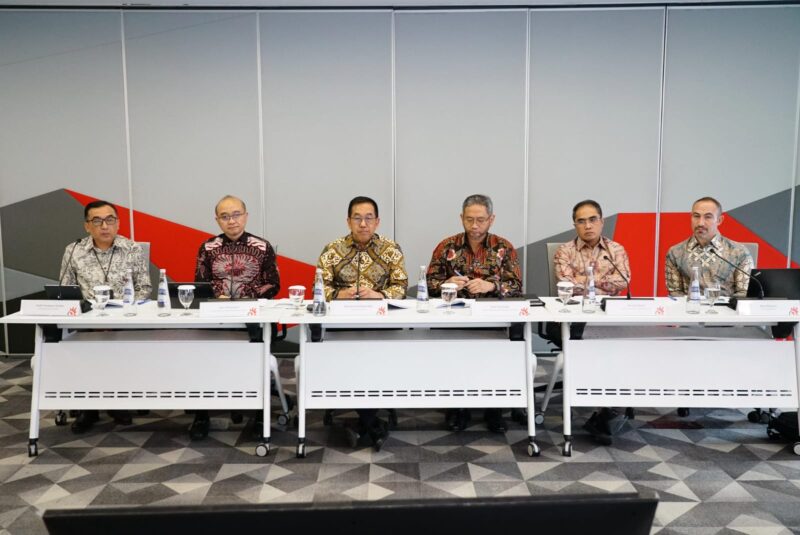 Wakil Direktur Utama Telkom, Muhammad Awaluddin (ketiga dari kiri), Direktur Strategic Business Development & Portfolio Telkom, Seno Soemadji (ketiga dari kanan), Direktur Wholesale & International Service Telkom, Honesti Basyir (kedua dari kanan), serta Direktur Keuangan & Manajemen Risiko Telkomsel, Daru Mulyawan (kedua dari kiri), pada agenda Telkom - Public Expose Live 2025, Jumat (12/9).