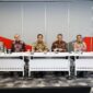 Wakil Direktur Utama Telkom, Muhammad Awaluddin (ketiga dari kiri), Direktur Strategic Business Development & Portfolio Telkom, Seno Soemadji (ketiga dari kanan), Direktur Wholesale & International Service Telkom, Honesti Basyir (kedua dari kanan), serta Direktur Keuangan & Manajemen Risiko Telkomsel, Daru Mulyawan (kedua dari kiri), pada agenda Telkom - Public Expose Live 2025, Jumat (12/9).