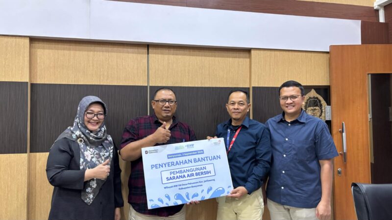 Seremoni penyerahan bantuan dari Telkom untuk pembangunan sarana air bersih Masyarakat adat Bonokeling.
