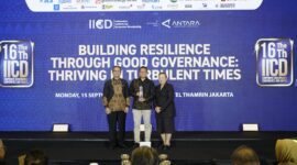 VP Sustainability Telkom Gunawan Wasisto saat menerima penghargaan Best State-Owned Enterprises (Big Cap) pada ajang The 16th IICD Corporate Governance Conference & Award 2025 yang berlangsung di Ballroom Pullman Hotel Thamrin, Jakarta pada (15/9).