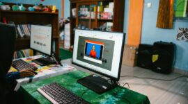 Siswa dan Guru sedang menggunakan Application, Network, Device (AND).