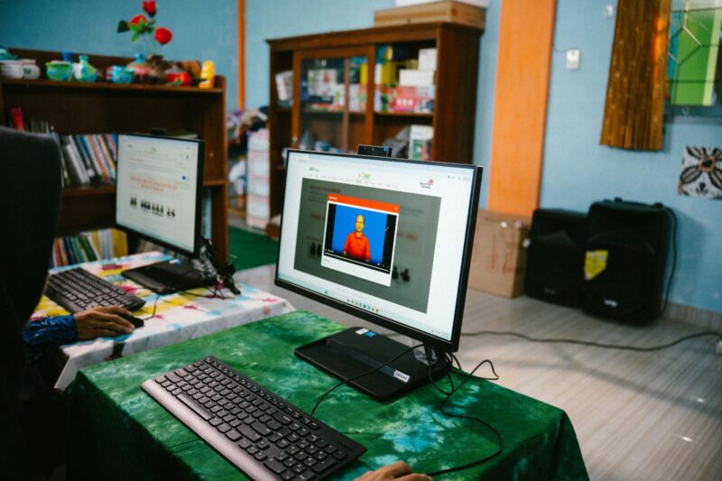 Siswa dan Guru sedang menggunakan Application, Network, Device (AND).