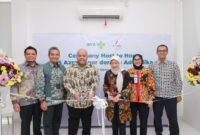 (kiri ke kanan) GM Provider Service AdMedika Andika Pratama Putra, Direktur Marketing & Bisnis AdMedika Muhamad Nasrun Ihsan, Direktur PT Artha Sabena Putra Rangga Hidayat Danukusumah, Direktur Utama AdMedika Dian Prambini, Direktur Utama RS Azra dr. Irma Rismayanty, MM, Manager PT Artha Sabena  Putra Martanto Banu Siswanto saat meresmikan Host to Host Bridging System di Training Center RS Azra pada Jumat (12/9).