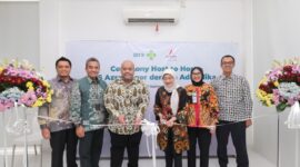 (kiri ke kanan) GM Provider Service AdMedika Andika Pratama Putra, Direktur Marketing & Bisnis AdMedika Muhamad Nasrun Ihsan, Direktur PT Artha Sabena Putra Rangga Hidayat Danukusumah, Direktur Utama AdMedika Dian Prambini, Direktur Utama RS Azra dr. Irma Rismayanty, MM, Manager PT Artha Sabena  Putra Martanto Banu Siswanto saat meresmikan Host to Host Bridging System di Training Center RS Azra pada Jumat (12/9).