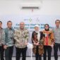 (kiri ke kanan) GM Provider Service AdMedika Andika Pratama Putra, Direktur Marketing & Bisnis AdMedika Muhamad Nasrun Ihsan, Direktur PT Artha Sabena Putra Rangga Hidayat Danukusumah, Direktur Utama AdMedika Dian Prambini, Direktur Utama RS Azra dr. Irma Rismayanty, MM, Manager PT Artha Sabena  Putra Martanto Banu Siswanto saat meresmikan Host to Host Bridging System di Training Center RS Azra pada Jumat (12/9).