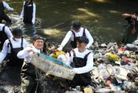 Kegiatan River Clean Up di Sungai Cioray, Bandung.