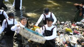 Kegiatan River Clean Up di Sungai Cioray, Bandung.