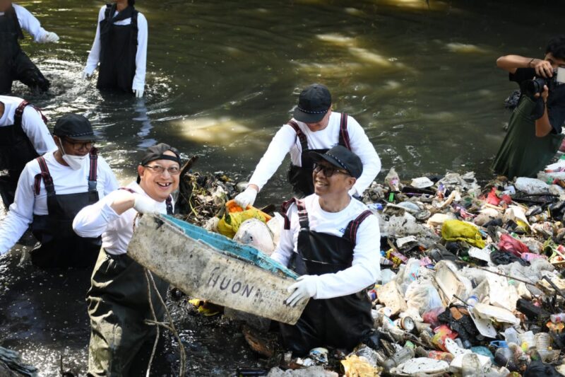 Kegiatan River Clean Up di Sungai Cioray, Bandung.
