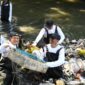 Kegiatan River Clean Up di Sungai Cioray, Bandung.
