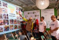 VP Sustainability Telkom Gunawan Wasisto dan GM Telkom Witel Bandung Ferry Zuljanna saat mengunjungi Desa Cijawura, Kecamatan Buah Batu, Kota Bandung.