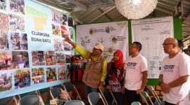 VP Sustainability Telkom Gunawan Wasisto dan GM Telkom Witel Bandung Ferry Zuljanna saat mengunjungi Desa Cijawura, Kecamatan Buah Batu, Kota Bandung.
