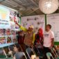 VP Sustainability Telkom Gunawan Wasisto dan GM Telkom Witel Bandung Ferry Zuljanna saat mengunjungi Desa Cijawura, Kecamatan Buah Batu, Kota Bandung.