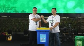 VP Sustainability Telkom Gunawan Wasisto Ciptaning Andri saat menyerahkan Segregated Waste Bin kepada Direktur Telkom Landmark Tower Suratman pada acara Tenant Day di The Telkom Hub, Telkom Indonesia pada (25/9).
