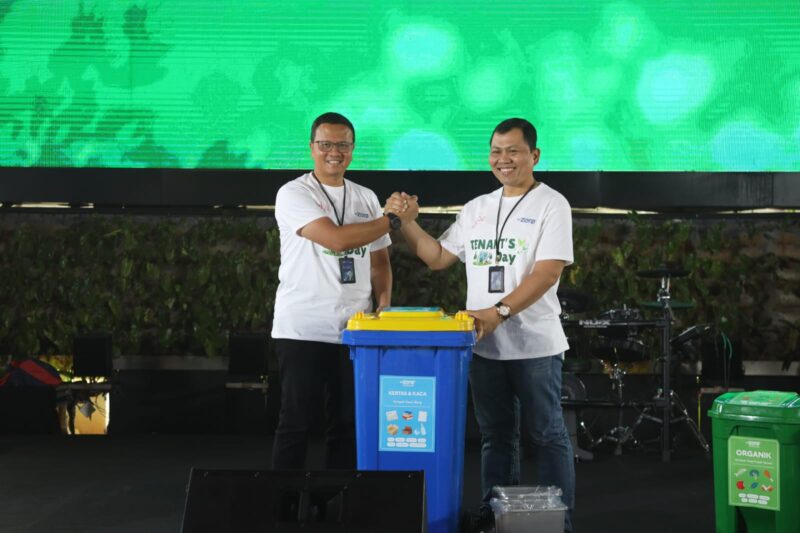 VP Sustainability Telkom Gunawan Wasisto Ciptaning Andri saat menyerahkan Segregated Waste Bin kepada Direktur Telkom Landmark Tower Suratman pada acara Tenant Day di The Telkom Hub, Telkom Indonesia pada (25/9).