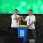 VP Sustainability Telkom Gunawan Wasisto Ciptaning Andri saat menyerahkan Segregated Waste Bin kepada Direktur Telkom Landmark Tower Suratman pada acara Tenant Day di The Telkom Hub, Telkom Indonesia pada (25/9).