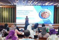 Manager Small Medium Enterprise (SME) Service II Khoirina Fajar saat memberikan paparan pada acara workshop bertajuk “GO DIGITAL, GROW FASTER” di Bandung, pada Kamis (16/10).