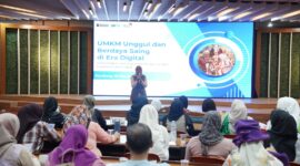 Manager Small Medium Enterprise (SME) Service II Khoirina Fajar saat memberikan paparan pada acara workshop bertajuk “GO DIGITAL, GROW FASTER” di Bandung, pada Kamis (16/10).
