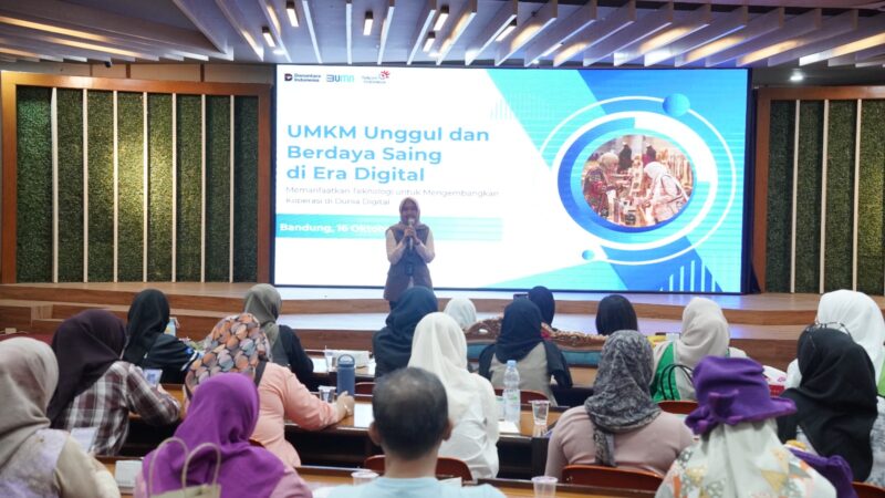 Manager Small Medium Enterprise (SME) Service II Khoirina Fajar saat memberikan paparan pada acara workshop bertajuk “GO DIGITAL, GROW FASTER” di Bandung, pada Kamis (16/10).