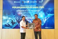 Direktur Utama Telkomsat Lukman Hakim Abd Rauf (kanan) saat memberikan cinderamata kepada Wakil Menteri Kesehatan Prof. dr. Dante Saksono Harbuwono, Sp.PD-KEMD., Ph.D (kiri) pada acara Penandatanganan Perjanjian Kerja Sama (PKS) antara Kemenkes RI dan Telkomsat, pada Kamis (23/10).
