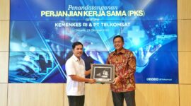 Direktur Utama Telkomsat Lukman Hakim Abd Rauf (kanan) saat memberikan cinderamata kepada Wakil Menteri Kesehatan Prof. dr. Dante Saksono Harbuwono, Sp.PD-KEMD., Ph.D (kiri) pada acara Penandatanganan Perjanjian Kerja Sama (PKS) antara Kemenkes RI dan Telkomsat, pada Kamis (23/10).