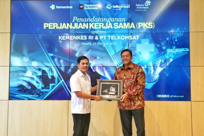 Direktur Utama Telkomsat Lukman Hakim Abd Rauf (kanan) saat memberikan cinderamata kepada Wakil Menteri Kesehatan Prof. dr. Dante Saksono Harbuwono, Sp.PD-KEMD., Ph.D (kiri) pada acara Penandatanganan Perjanjian Kerja Sama (PKS) antara Kemenkes RI dan Telkomsat, pada Kamis (23/10).