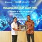 Direktur Utama Telkomsat Lukman Hakim Abd Rauf (kanan) saat memberikan cinderamata kepada Wakil Menteri Kesehatan Prof. dr. Dante Saksono Harbuwono, Sp.PD-KEMD., Ph.D (kiri) pada acara Penandatanganan Perjanjian Kerja Sama (PKS) antara Kemenkes RI dan Telkomsat, pada Kamis (23/10).