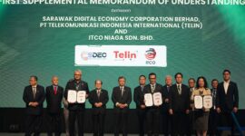 Penandatanganan Memorandum of Understanding (MoU) antara PT Telekomunikasi Indonesia International (Telin), Sarawak Digital Economy Corporation Berhad (SDEC), dan ITCO Niaga Sdn Bhd (ITCO) untuk bekerja sama dalam perencanaan dan pengembangan sistem kabel laut Indonesia Cable Express II (ICE II) pada acara pembukaan International Digital Economy Conference Sarawak (IDECS) 2025, pada Rabu (22/10) di Borneo Convention Centre Kuching (BCCK).