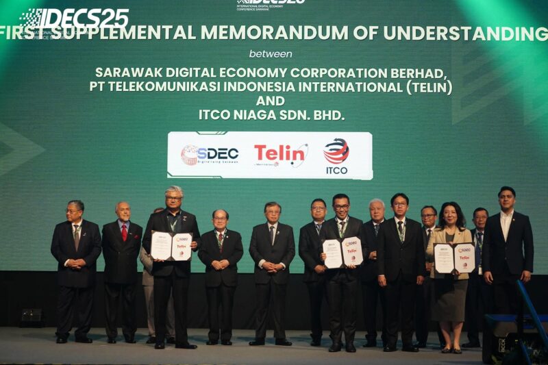 Penandatanganan Memorandum of Understanding (MoU) antara PT Telekomunikasi Indonesia International (Telin), Sarawak Digital Economy Corporation Berhad (SDEC), dan ITCO Niaga Sdn Bhd (ITCO) untuk bekerja sama dalam perencanaan dan pengembangan sistem kabel laut Indonesia Cable Express II (ICE II) pada acara pembukaan International Digital Economy Conference Sarawak (IDECS) 2025, pada Rabu (22/10) di Borneo Convention Centre Kuching (BCCK).