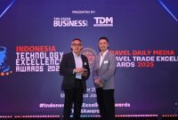 Direktur Utama Infomedia Eddy Sofryano menerima Penghargaan Indonesia Technology Excellence Award for Emerging Technology 2025 di Ballroom Hotel Shangrilla Jakarta, pada Kamis (9/10). Penghargaan diberikan oleh Management Consulting Director - Cyber Risk at Deloitte Indonesia Alex Cheung.