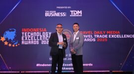 Direktur Utama Infomedia Eddy Sofryano menerima Penghargaan Indonesia Technology Excellence Award for Emerging Technology 2025 di Ballroom Hotel Shangrilla Jakarta, pada Kamis (9/10). Penghargaan diberikan oleh Management Consulting Director - Cyber Risk at Deloitte Indonesia Alex Cheung.