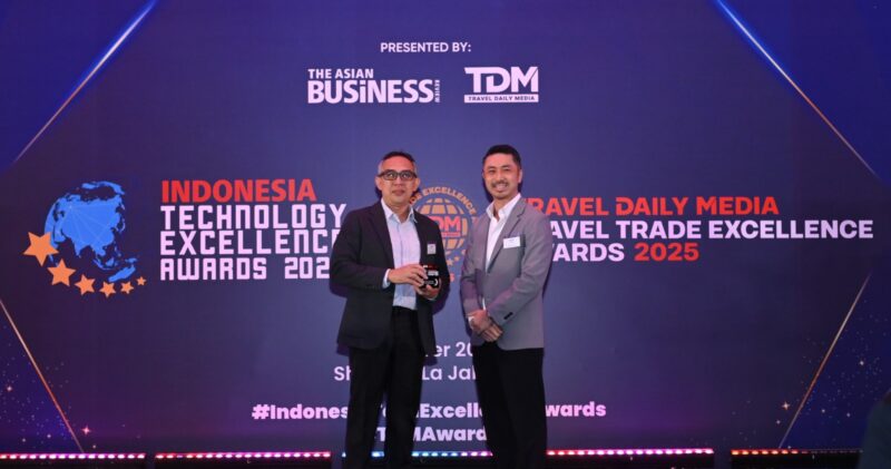 Direktur Utama Infomedia Eddy Sofryano menerima Penghargaan Indonesia Technology Excellence Award for Emerging Technology 2025 di Ballroom Hotel Shangrilla Jakarta, pada Kamis (9/10). Penghargaan diberikan oleh Management Consulting Director - Cyber Risk at Deloitte Indonesia Alex Cheung.