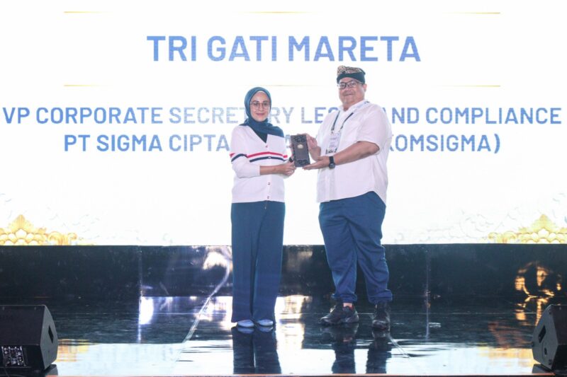 Vice President Corporate Secretary and Legal Compliance Telkomsigma Tri Gati Mareta saat menerima penghargaan Indonesian In-House Counsel Elite 2025, beberapa waktu yang lalu.