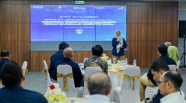 Direktur Utama Telkom Dian Siswarini saat memberikan sambutan pada acara Seminar AI Connect  “Artificial Intelligence di Ekosistem Perguruan Tinggi: Membangun Sinergi Kampus dan Industri Menuju Keunggulan Kompetitif Digital” di Graha Merah Putih, Japati, Bandung pada (20/10).