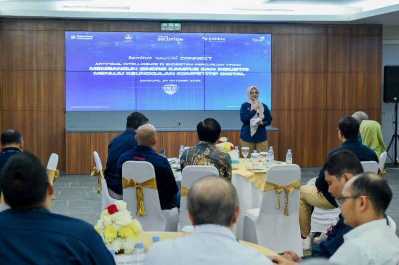 Direktur Utama Telkom Dian Siswarini saat memberikan sambutan pada acara Seminar AI Connect  “Artificial Intelligence di Ekosistem Perguruan Tinggi: Membangun Sinergi Kampus dan Industri Menuju Keunggulan Kompetitif Digital” di Graha Merah Putih, Japati, Bandung pada (20/10).