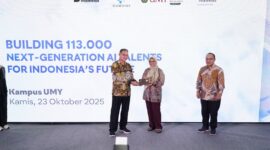 Direktur Utama Telkom Dian Siswarini saat memberikan cinderamata pada acara Digistar Connect: Building 113.000 Next Generation AI Talents for Indonesia’s Future di Universitas Muhammadiyah Yogyakarta (UMY) pada Kamis (23/10).
