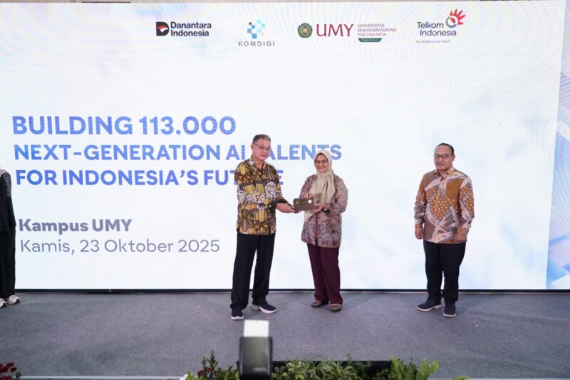 Direktur Utama Telkom Dian Siswarini saat memberikan cinderamata pada acara Digistar Connect: Building 113.000 Next Generation AI Talents for Indonesia’s Future di Universitas Muhammadiyah Yogyakarta (UMY) pada Kamis (23/10).