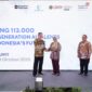 Direktur Utama Telkom Dian Siswarini saat memberikan cinderamata pada acara Digistar Connect: Building 113.000 Next Generation AI Talents for Indonesia’s Future di Universitas Muhammadiyah Yogyakarta (UMY) pada Kamis (23/10).