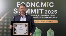Direktur Strategic Business Development & Portofolio Telkom Seno Soemadji saat menerima penghargaan “The Best State Owned Enterprise (SOE) 2025” pada ajang “Indonesia Economic Summit 2025” di Shangri-La Hotel, pada (2/10).