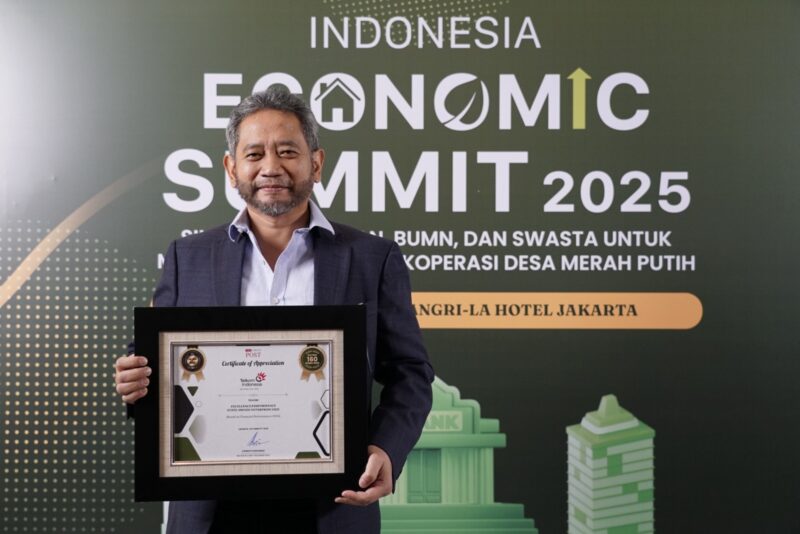 Direktur Strategic Business Development & Portofolio Telkom Seno Soemadji saat menerima penghargaan “The Best State Owned Enterprise (SOE) 2025” pada ajang “Indonesia Economic Summit 2025” di Shangri-La Hotel, pada (2/10).
