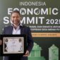 Direktur Strategic Business Development & Portofolio Telkom Seno Soemadji saat menerima penghargaan “The Best State Owned Enterprise (SOE) 2025” pada ajang “Indonesia Economic Summit 2025” di Shangri-La Hotel, pada (2/10).