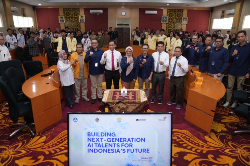 Direktur Utama Telkom Dian Siswarini, Direktur Human Capital Management Telkom Willy Saelan, EVP Telkom Regional 1 Dwi Pratomo Juniarto, Rektor UNP Krismadinata, Ph.D. dan jajaran pada acara Seminar Telkom AI Connect di Universitas Negeri Padang pada Senin (27/10).