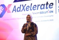 Direktur Utama Telkom Indonesia Dian Siswarini saat memberikan sambutan pada acara AdXelerate Executive Connect yang berlangsung di Jakarta pada Kamis (9/10).