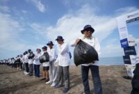 Kegiatan Beach Clean Up yang merupakan rangkaian GoZero% Goes to Makassar di pesisir Pantai Barombong dan Pantai Galesong pada Sabtu (18/10).