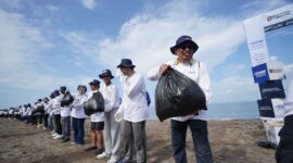 Kegiatan Beach Clean Up yang merupakan rangkaian GoZero% Goes to Makassar di pesisir Pantai Barombong dan Pantai Galesong pada Sabtu (18/10).