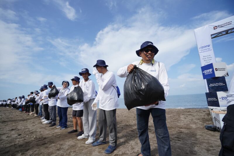 Kegiatan Beach Clean Up yang merupakan rangkaian GoZero% Goes to Makassar di pesisir Pantai Barombong dan Pantai Galesong pada Sabtu (18/10).