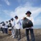 Kegiatan Beach Clean Up yang merupakan rangkaian GoZero% Goes to Makassar di pesisir Pantai Barombong dan Pantai Galesong pada Sabtu (18/10).
