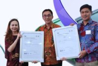 (kiri ke kanan) Country Manager BSI Indonesia Nolia Natalia, SGM Quality Management & HSE Telkom Akses Bambang Sunaryadi, dan PGS Mgr Health, Safety & Environment Hendra Djatnika.