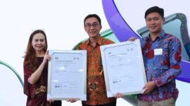 (kiri ke kanan) Country Manager BSI Indonesia Nolia Natalia, SGM Quality Management & HSE Telkom Akses Bambang Sunaryadi, dan PGS Mgr Health, Safety & Environment Hendra Djatnika.