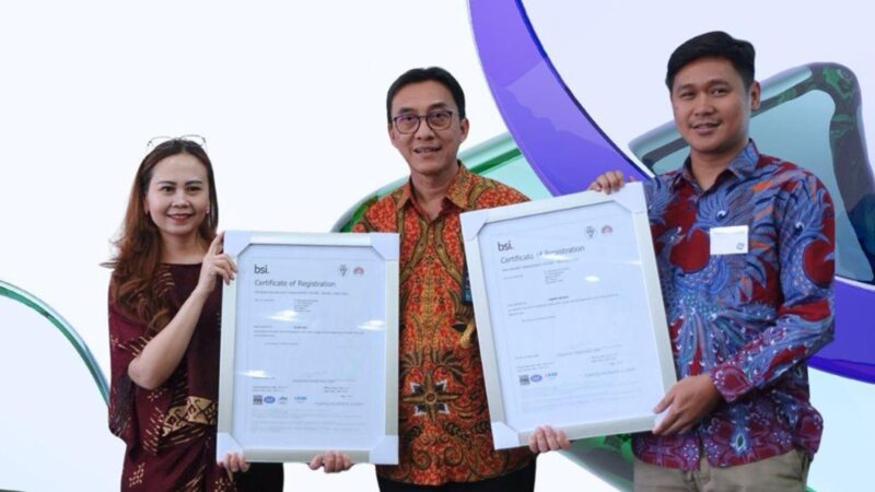(kiri ke kanan) Country Manager BSI Indonesia Nolia Natalia, SGM Quality Management & HSE Telkom Akses Bambang Sunaryadi, dan PGS Mgr Health, Safety & Environment Hendra Djatnika.