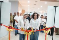 CEO AdMedika Dian Prambini (kiri) dan Plh. Direktur Utama RSUP Kemenkes Surabaya dr. Martha Muliana L.S., SH., MARS., M.H.Kes (kanan) saat prosesi pemotongan Pita Launching AdMedika VIP Lounge di RSUP Kemenkes Surabaya.
